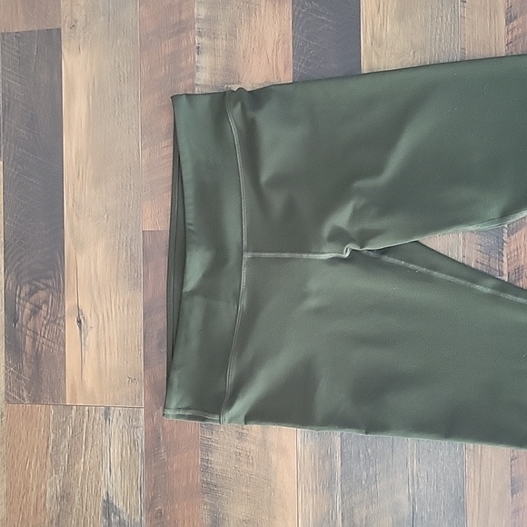 Fabletics Green Mid-rise Cropped Leggings size L - Picture 2 of 5